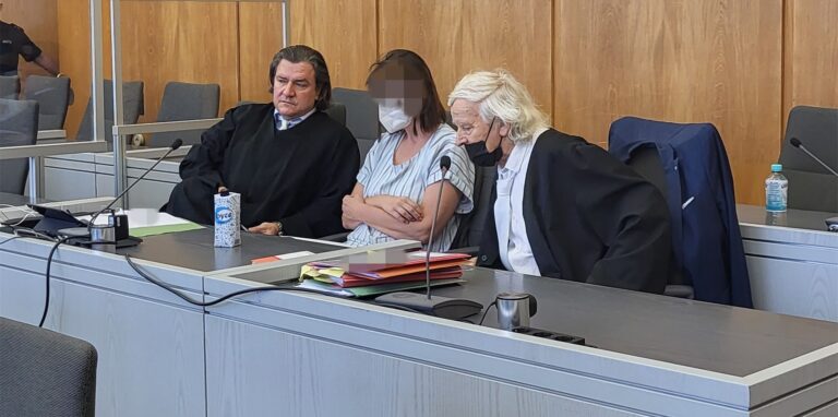 Die angeklagte Mutter aus Kirchhellen zwischen ihren Verteidigern Malte Englert (li.) und Siegmund Benecken.