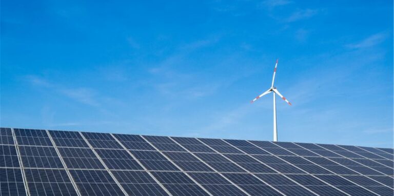 Ein Windrad hinter einem Solarfeld. Beide haben es in Holzwickede nicht leicht.