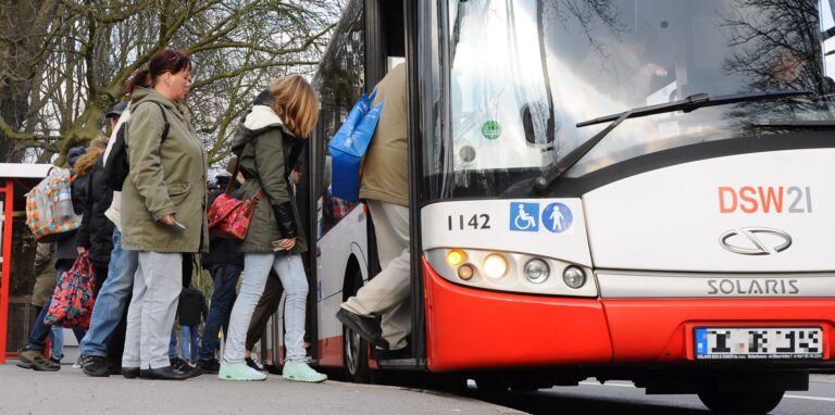 Fahrgäste steigen in einen Bus der DSW21 (Archivbild). Einige Fahrer haben auf ihrem Betriebshof ein Schreiben verteilt, in dem sie auf ihrer Meinung nach vorhandene Missstände aufmerksam machen.