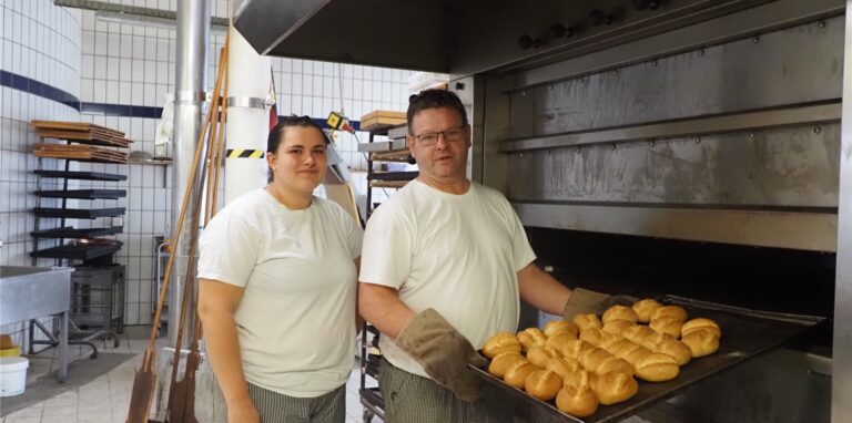 Jamie-Lee Matenar (18, links) ist Azubine in der Bäckerei Langhammer. Um kurz vor 12 Uhr Mittags holt Chef Andreas Langhammer die letzten Brötchen für diesen Tag aus dem Ofen und Jamie-Lee hat Feierabend.