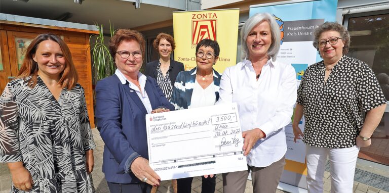Anna Bartel (l.) und Britta Buschfeld (2. v. r.) vom Frauenforum freuen sich über eine Spende des Zonta-Clubs Hamm-Unna, überreicht von Helga Schmitz-Corall, Lara Tickenbrock und Christa Sonntag (2., 3., 4. v. r.) sowie Edith Weerd (r.).