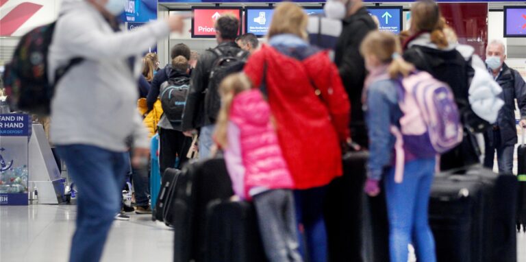 Reisende warten vor der Sicherheitskontrolle auf dem Flughafen Düsseldorf.
