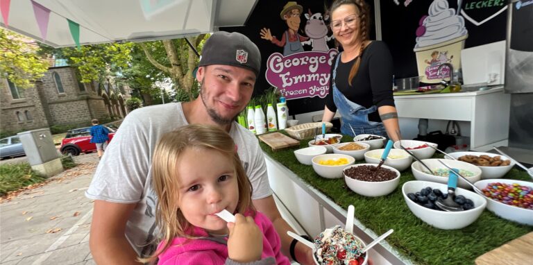 Die kleine Emilia lässt sich auf dem Streetfood-Markt in Holzwickede einen Frozen Jogurt schmecken.