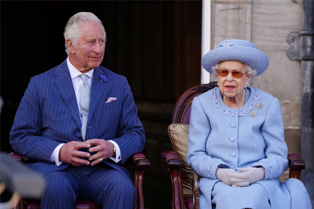 Charles mit seiner nun verstorbenen Mutter, Königin Elizabeth II., bei einer Parade im Jahr 2022. Charles mit seiner nun verstorbenen Mutter, Königin Elizabeth II., bei einer Parade im Jahr 2022.