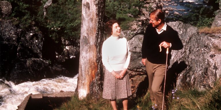 Die britische Königin Elizabeth II. und ihr Mann Prinz Philip bei einem Spaziergang auf ihrem Besitz in Balmoral, aufgenommen im September 1972.