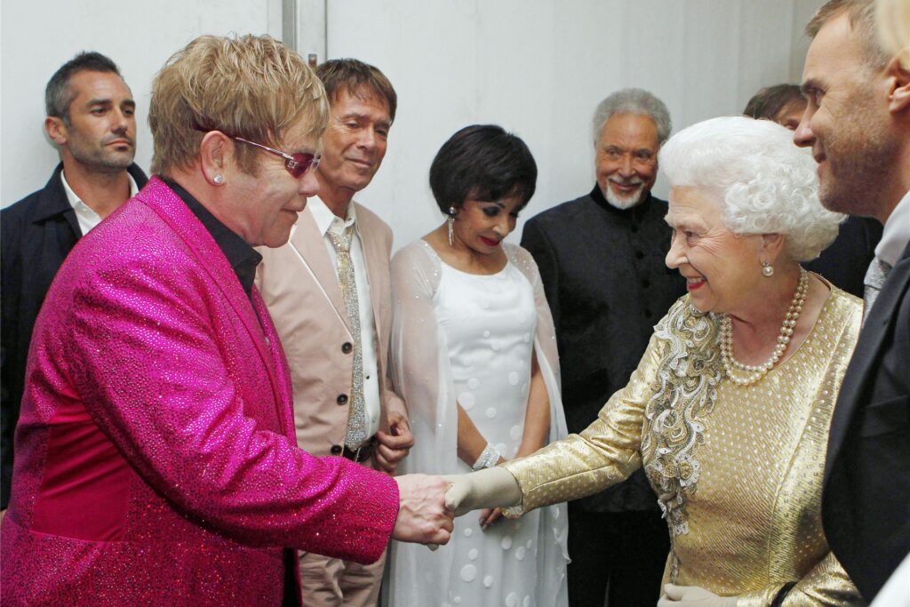 Königin Elizabeth II. bei einem Treffen mit Sir Elton John hinter der Bühne des Konzerts zum Diamantenen Jubiläum vor dem Buckingham Palast. Königin Elizabeth II. bei einem Treffen mit Sir Elton John hinter der Bühne des Konzerts zum Diamantenen Jubiläum vor dem Buckingham Palast.