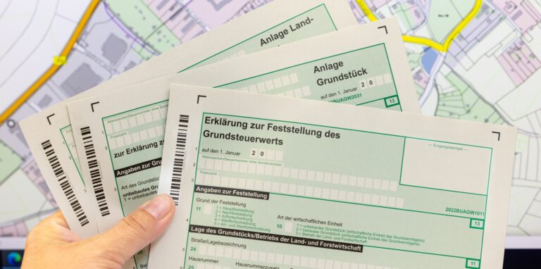 Für alle Grundstückseigentümer gilt es, fristgerecht die Grundsteuererklärung beim Finanzamt abzugeben.