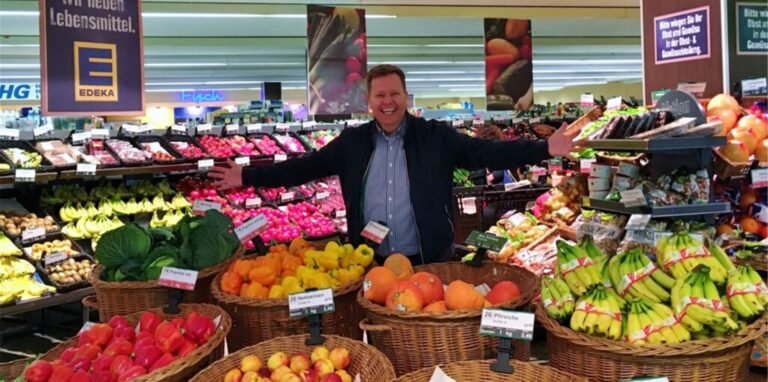 Jörg Patzer in der Obst-und Gemüseabteilung einer seiner Edeka-Filialen. Müssen Kunden bald eher zum Einkaufen kommen?