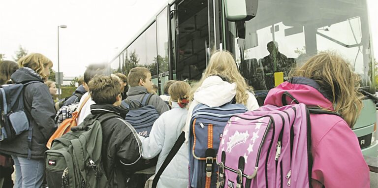 Es müssen nicht alle in den selben Bus: In den kommenden Monaten werden für den Schulverkehr mehr Busse zur Verfügung gestellt. Grund ist eine potenzielle Erkältungswelle samt steigender Corona-Infektionszahlen im Herbst.