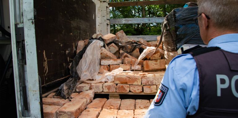 Ungesicherte Ladung, fehlende Lizenzen: Dieses Bild ist bei einer vergangenen Lkw-Kontrolle in Fröndenberg entstanden. Diesmal haben die Beamten wieder eine große Zahl an Verstößen festgestellt.