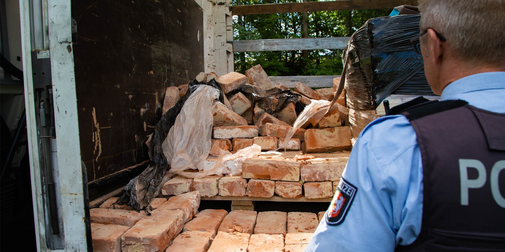 Ungesicherte Ladung, fehlende Lizenzen: Dieses Bild ist bei einer vergangenen Lkw-Kontrolle in Fröndenberg entstanden. Diesmal haben die Beamten wieder eine große Zahl an Verstößen festgestellt.