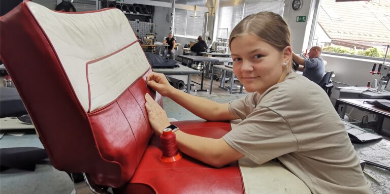 Dickes Leder: Per Hand und mit Nadel und Faden repariert Auszubildende Nina Höweler den Sitz einer alten Borgward-Limousine.
