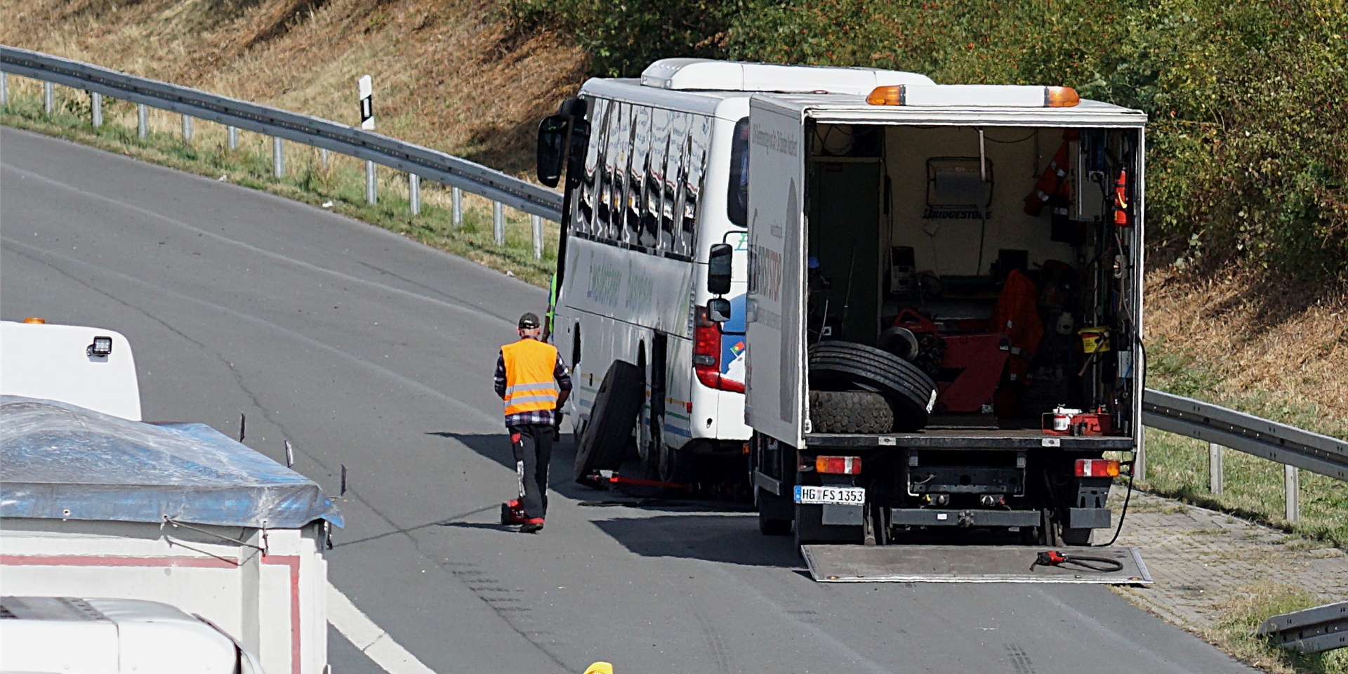 Der gestrandete Reisebus auf dem Seitenstreifen der A1 hinterm Kamener Kreuz.