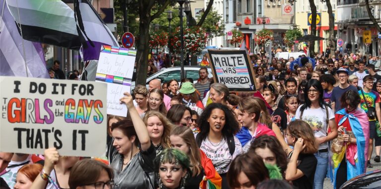 Beim CSD in Dortmund am Samstag (3.9.) soll es mehrere queerfeindliche Vorfälle gegeben haben, die ein Verein aus Dortmund anprangert.
