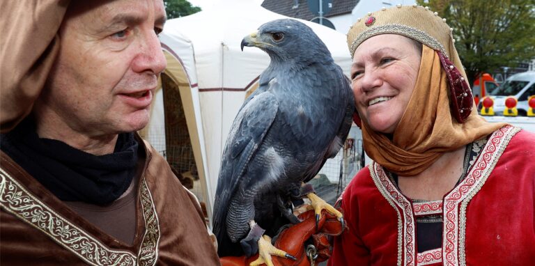 Der Anden-Adler, chilenischer Nationalvogel, ist beim Hansemarkt in Kamen ein beliebtes Fotomotiv. Klaudia Brommund hütet den Greifvogel und leitet eine Falknerei.