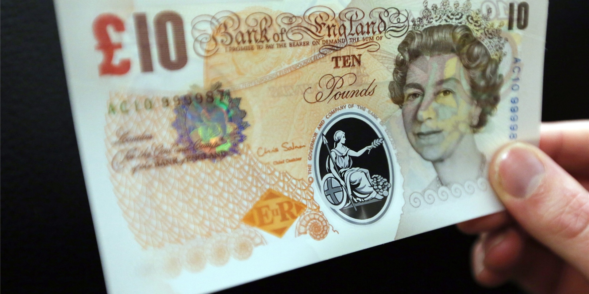 Ein Foto von einer Banknote auf dem die Queen abgebildet ist.