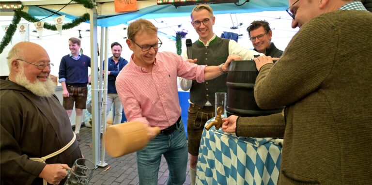 Bürgermeister Christ (2. v. l.) hatte gewarnt: Es sei sein 13. Fassanstich. Die Unglückszahl ließ ihn tatsächlich ein wenig biem Anstich patzen.