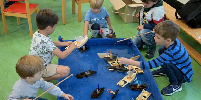 Während des draußen regnete, ließen die Kinder in der Kita St. Johannes in Cappenberg im Inneren kleine Holzboote in einem Bassin zu Wasser.