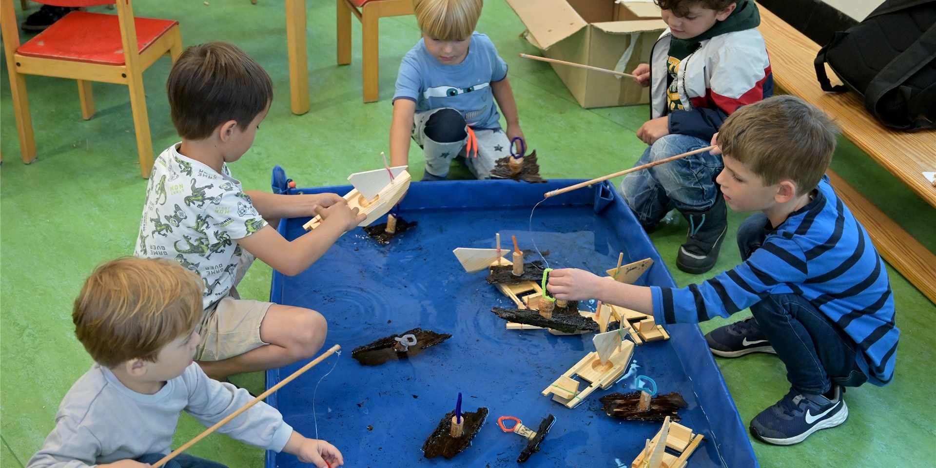 Während des draußen regnete, ließen die Kinder in der Kita St. Johannes in Cappenberg im Inneren kleine Holzboote in einem Bassin zu Wasser.