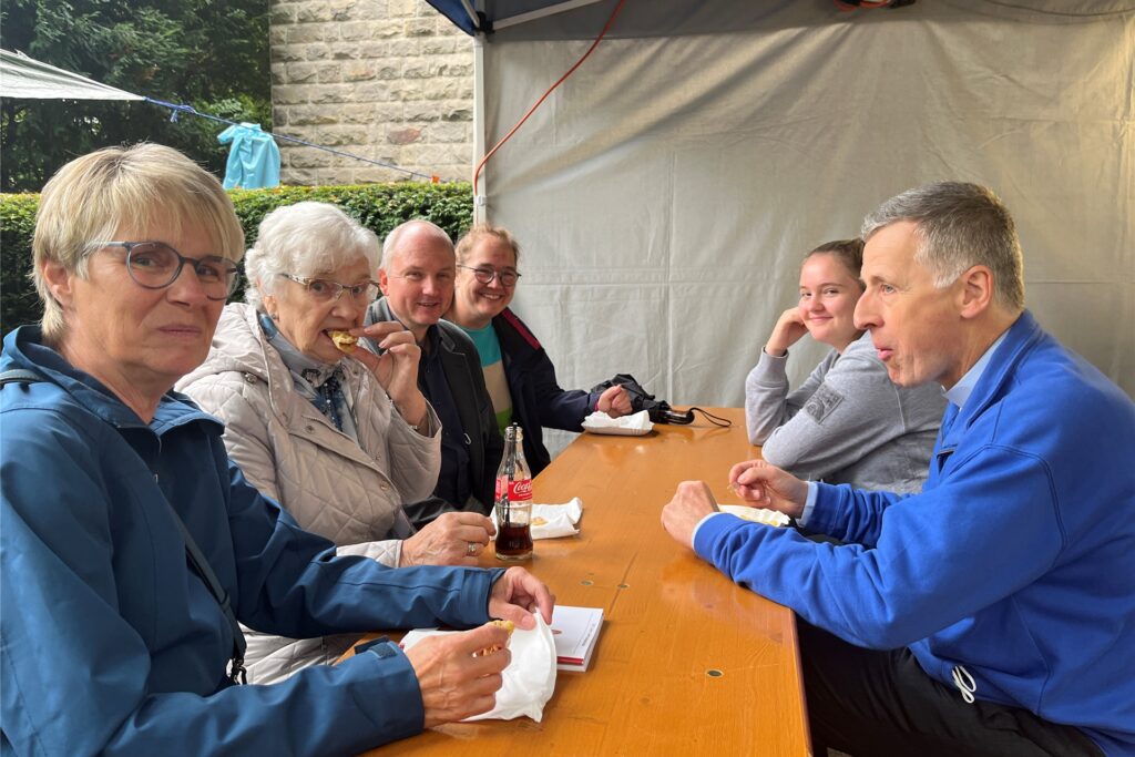 Beim Frühschoppen kamen die Besucher nach der Messe ins Gespräch. Beim Frühschoppen kamen die Besucher nach der Messe ins Gespräch.