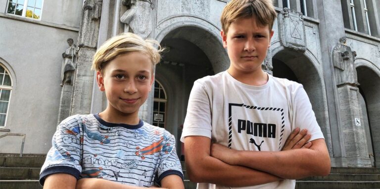 Der elfjährige Jonathan (l.) und sein Freund Maximilian (12) vor dem Rathaus. Sie fragen sich, warum viele der ukrainischen Flüchtlingskinder aus ihrer Nachbarschaft erst nach Monaten in die Schule gehen konnten.