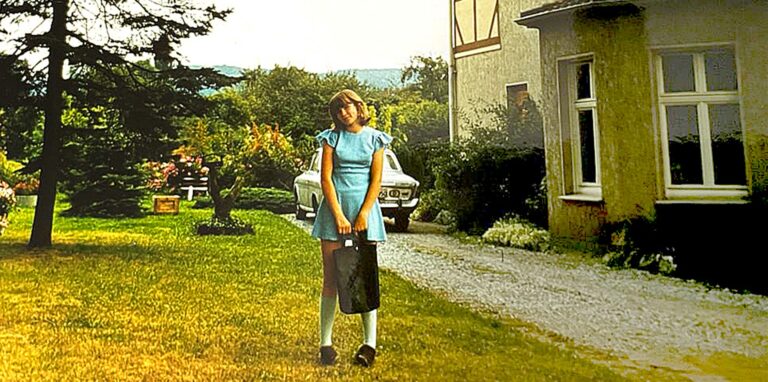 Amy Bell vor der Schulten-Villa in Ergste