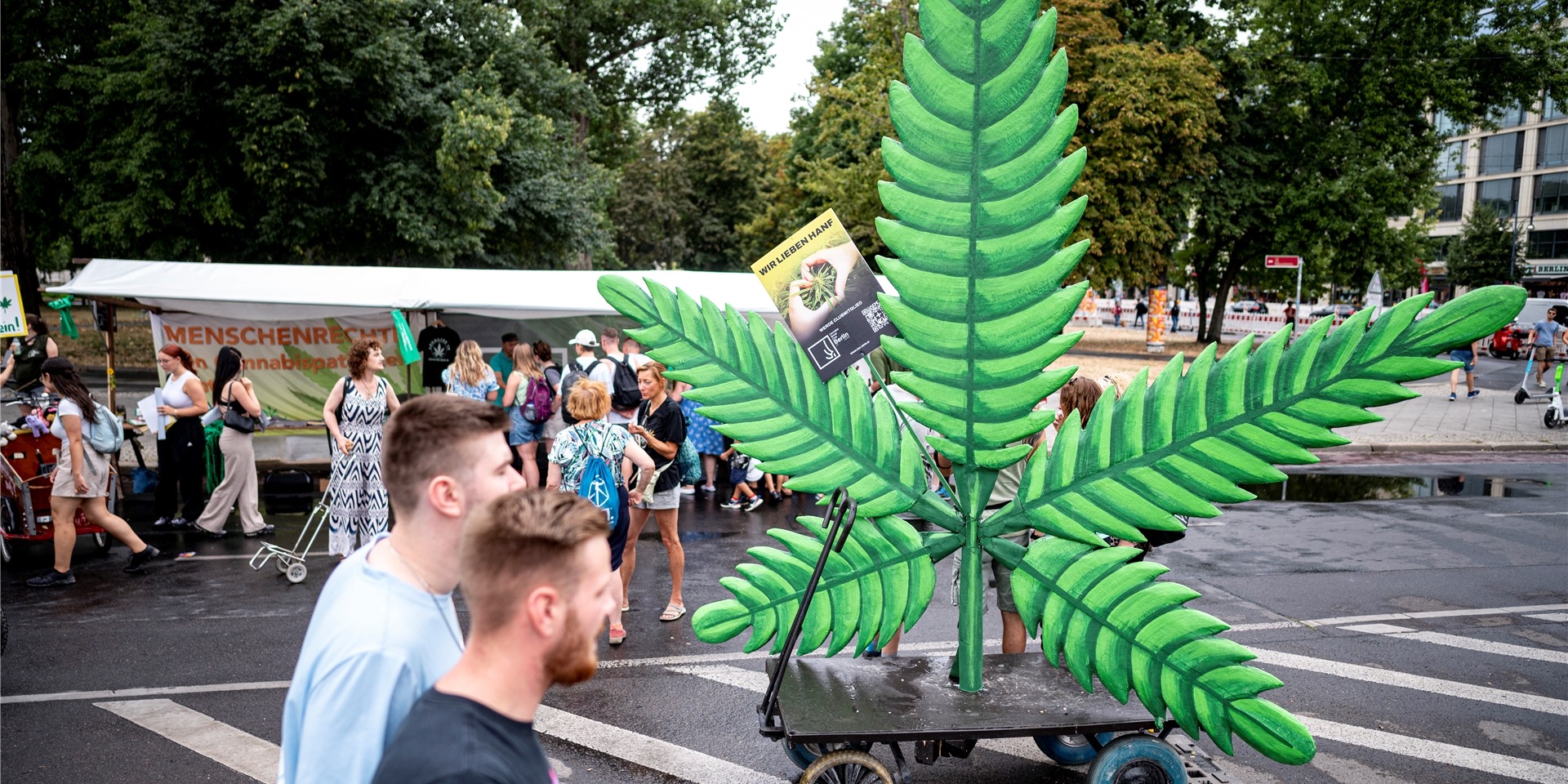 Viele Menschen setzen auf eine baldige Legalisierung von Cannabis, hier bei einer Demonstration im August in Berlin.