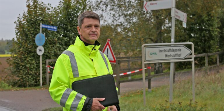 GWA-Sprecher Andreas Hellmich, hier fotografiert am Wertstoffhof in Kamen-Heeren. erläuterte, warum die Anlage in Holzwickede ausgebaut werden soll.