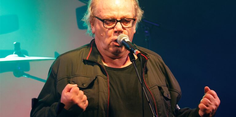 Immer wieder aufstehen! Rainer Koslowski von der Rockband „Herne 3“ im Freizeitzentrum auf der Lüner Höhe. Immer wieder aufstehen – das ist zwar nicht das prägende Motto fürs FZ. Allerdings abgewandelt trifft es zu: Immer wieder sich neu erfinden.