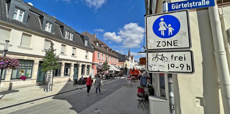 Fahrradfahren ist in der Massener Straße nur ab 19 Uhr und bis 9 Uhr des Folgetags erlaub. Tagsüber, wenn der Betrieb in den Geschäften läuft, müssen Radfahrer absteigen.