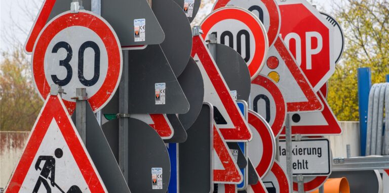Viele Verkehrsschilder auf einer Stelle