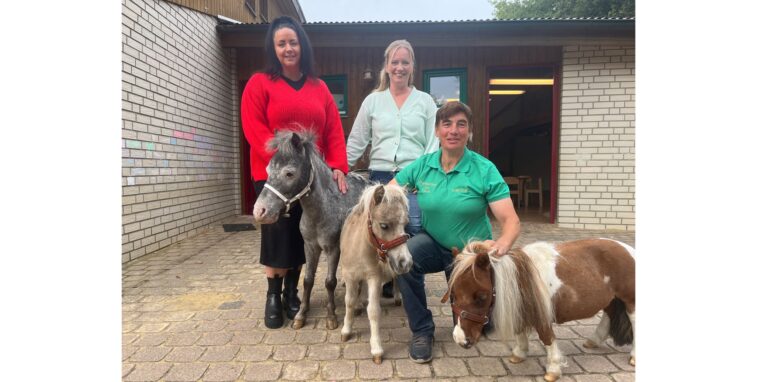 Kita-Leiterin Vanessa Mertens und Jantje Breimhorst, Vorsitzende des Fördervereins, freuen sich über den Besuch von Carola Weidemann und ihrer Ponys Pumuckel (v.r.), Goldie und Lion.