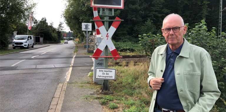 Dieter Ziems hat kein gutes Gefühl beim Bahnübergang Reckerdingsweg.