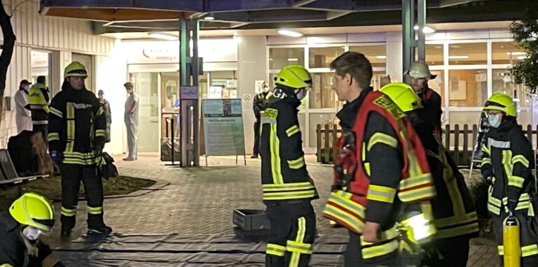 Feuerwehrleute im Einsatz am Hellmig-Krankenhaus – hier eine Szene von einem Alarm im vorigen Jahr.