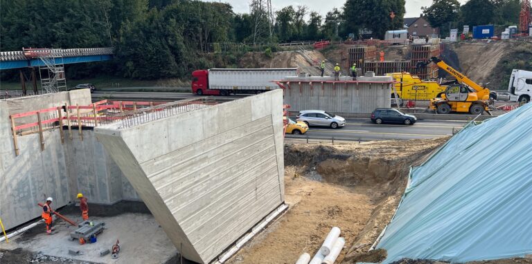 Großbaustelle an der A44 in Unna: Die Betonstützen, auf denen die neue Brücke Hertingerstraße einmal ruhen soll, werden bereits fertig.