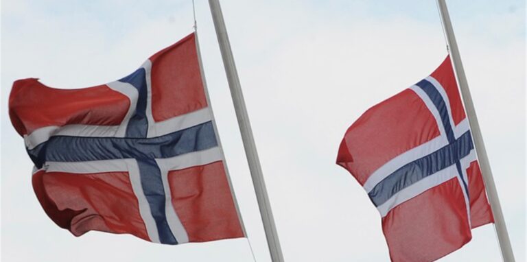 Zwei wehende Norwegen-Flaggen