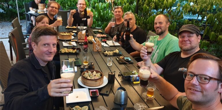 Auf den Brautum e.V.! Beim Stammtisch der Dortmunder Hobbybrauer stoßen die Vereinsmitglieder nicht nur an, sondern fachsimpeln auch über Bierrezepturen.