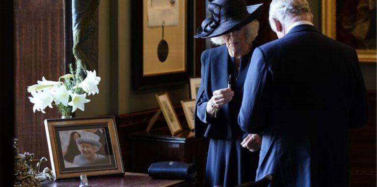 Königin Camilla hält einen Füllfederhalter, während sich König Charles III. Tinte von der Hand wischt. Der Monarch wollte sich in Hillsborough Castle in ein Gästebuch eintragen, als der Stift zu schmieren begann.