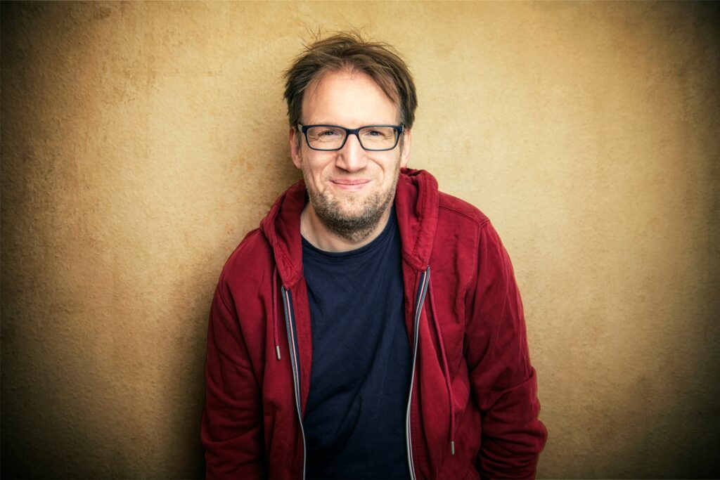 Jens Heinrich Claasen ist preisgekrönter Comedian und bietet neben lustigen Geschichten auch lustige Songs. Jens Heinrich Claasen ist preisgekrönter Comedian und bietet neben lustigen Geschichten auch lustige Songs.