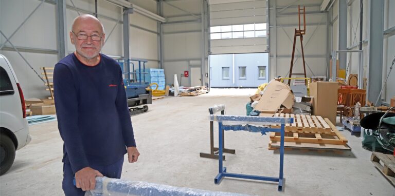 Firmengründer Udo Schwabe (66) in der neuen Firmenhalle, die an der Herbert-Wehner-Straße neu gebaut wurde. Das Gebäude mit 500 Quadratmeter Nutzfläche befindet sich im Endausbau.