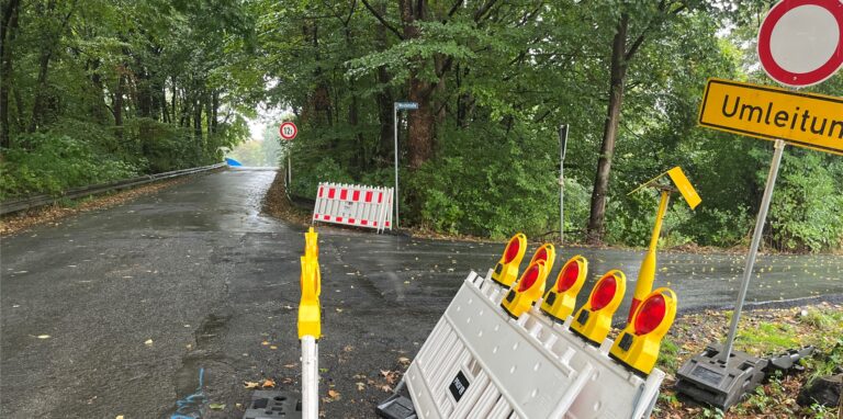 Die ersten Utensilien für die Straßensanierung in der Kellerstraße stehen bereit.
