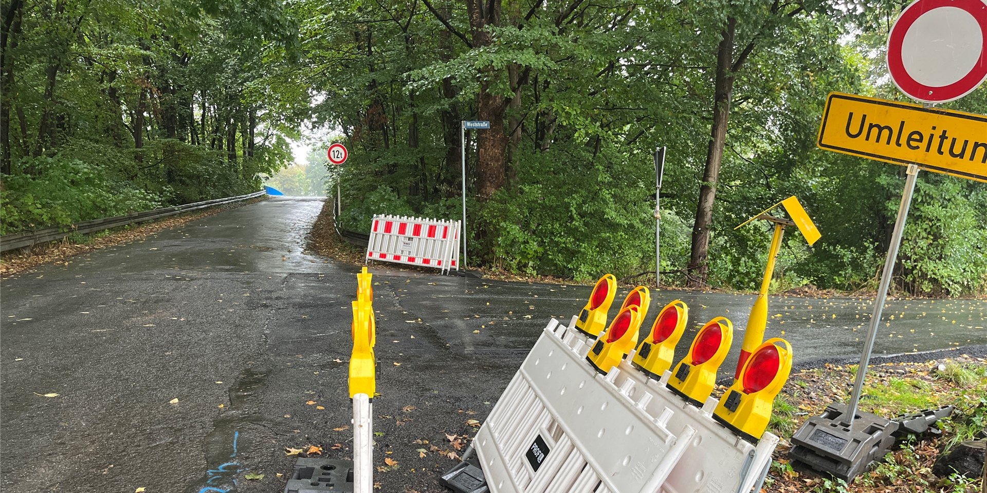 Die ersten Utensilien für die Straßensanierung in der Kellerstraße stehen bereit.