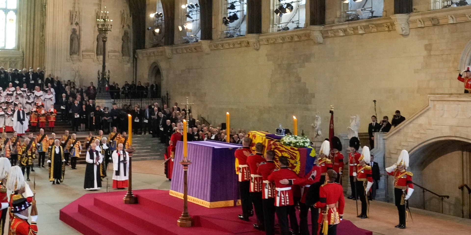 Der Sarg von Königin Elizabeth II. trifft in der Westminster Hall ein. Die Königin wird vier Tage lang in der Westminster Hall aufgebahrt, bevor sie am Montag, dem 19. September, beigesetzt wird.
