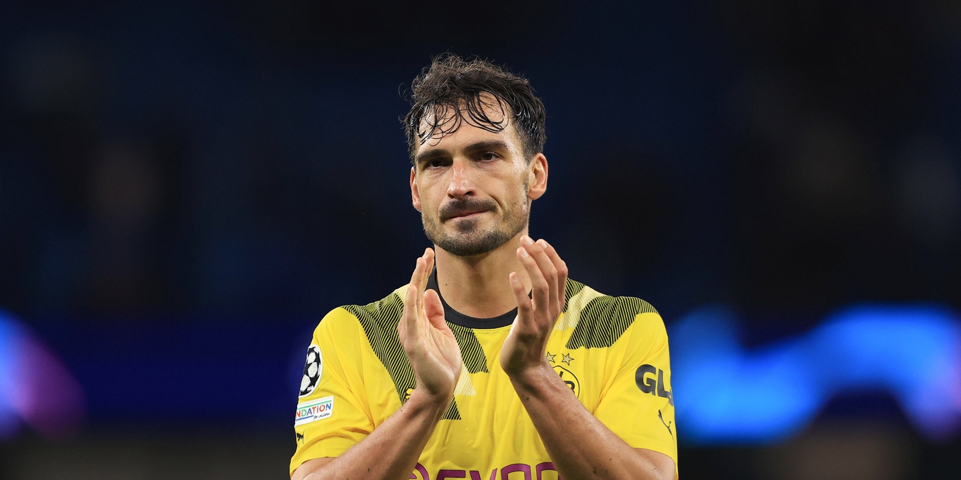 BVB-Verteidiger Mats Hummels applaudiert.