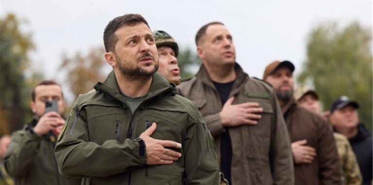  Der ukrainische Präsident Wolodymyr Selenskyj bei seinem Besuch in Isjum im Gebiet Charkiw