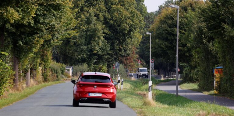An der Hilsingstraße beleuchten die Straßenlaternen nicht den Rad- und Fußweg, sondern die Fahrbahn. Offenbar sind die Beleuchtungsköpfe falsch ausgerichtet worden.