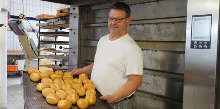 Bäckermeister Andreas zeigt Brötchen, deren Preis er in diesem Jahr schon drei Mal erhöhen musste.