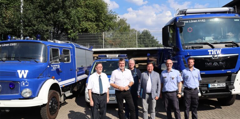 Michael-Franz Knobloch (Ortsbeauftragter), Michael Thews (SPD-Bundestagsbeauftragter), Karl-Heinz Röntgen (stellvertretender Ortsbeauftragter,) Martin Gerster(Haushaltsausschuss), Nicolas Hefner (Landesbeauftragter THW) und Thomas Wittmar (Zugführer Lünen) stehen vor den neuen Fahrzeugen.