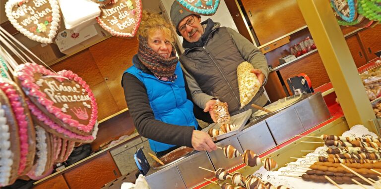 Elke und Dirk Veenstra freuen sich auf zahlreiche Besucher auf der diesjährigen Pflaumenkirmes.