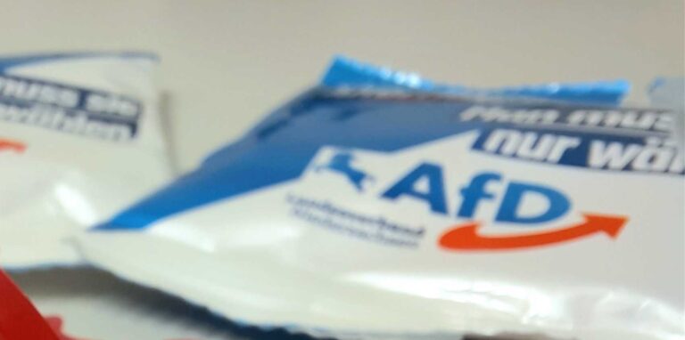 Rote Gummibärchen in Form von Pfeilen liegen auf einem Tisch im Landtag in Hannover. Das Wahlwerbegeschenk der AfD in Niedersachsen sorgt für Spott im Internet: